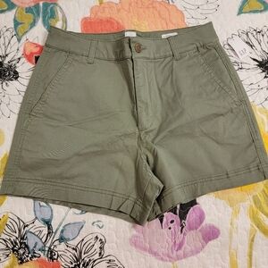 NWT Gap Girlfriend Khaki Short in Olive Green